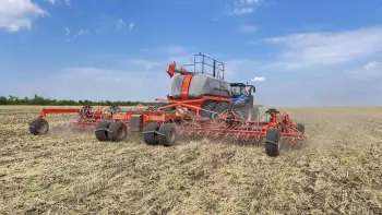 Min-till seed drill ESPRO RT 12000 RC at work