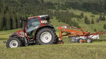 GA 3901, GA 4201 og GA 4401 gyrorakene er perfekt tilpasset små traktorer på arbeid i kuperte områder.##NewLine##
