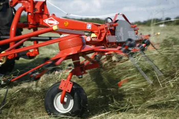 Tedding long and dense forage with large diameter rotors