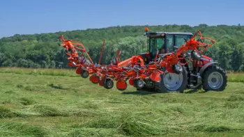 The HLC system significantly improves the response of the GF 10803 and GF 8703 tedders to ensure the forage quality.