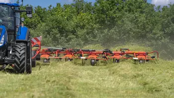 The rotors of the GF 13003 T tedder follow ground contours perfectly thanks to the GSC system