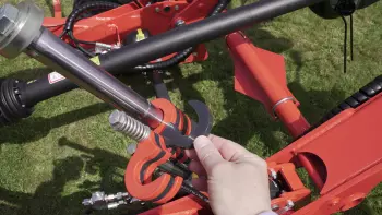 Teh manual setting of the rotor working height is easy and fast.