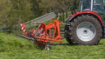 GF 13003 - The only 13 m mounted tedder! | KUHN