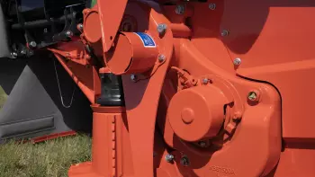 Suitable for demanding working conditions, the augers and cutter bars are driven separately by cardan shaft and gearbox.