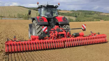 Caja de cambios central con sistema de circulación para la refrigeración del aceite con bomba integrada