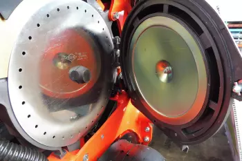 La extraordinaria precisión de siembra de la MAXIMA 3 y de KOSMA es el resultado de una selección óptima de las semillas