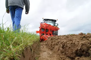Nesený pluh KUHN MASTER 103 nabízí výjimečnou kvalitu zahrabávání.