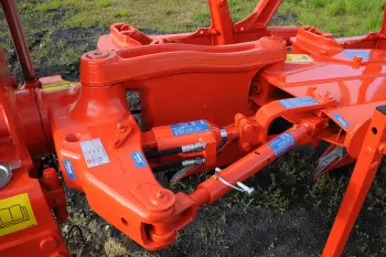 Con una sola acción, se puede combinar el ajuste del desplazamiento y la inclinación del arado para un laboreo óptimo