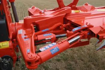 One movement adjusts the front furrow width and the angling of the MASTER 183 plough with a single action.