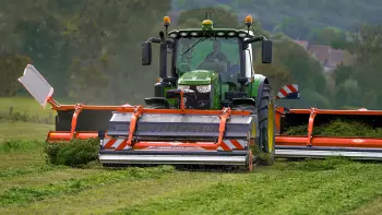 The MERGE MAXX 442 F belt merger follows perfectly ground contours.