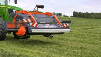 Los patines giratorios del hilerador de cinta frontal MERGE MAXX 440 F contribuyen al buen seguimiento del contorno del suelo