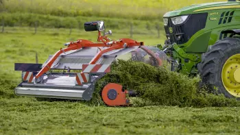 El hilerador de cinta MERGE MAXX 440 F sigue perfectamente el contorno del suelo.