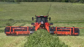 The driver gains in productivity with the even windrows formed by the MERGE MAXX