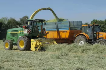 The driver gains in productivity with the regular windrows formed by the MERGE MAXX