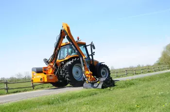 Polivalencia en tus trabajos con la segadora desbrozadora MULTI-LONGER GII de KUHN