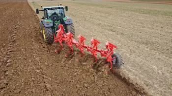 The MASTER M offers improved working performance for high-quality ploughing.