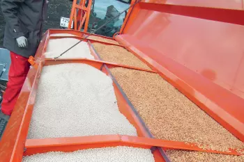 Combination of seeding and fertiliser application with two hoppers on PREMIA 9000 TRC seed drill