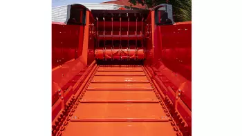 Conveyor guided by cast-iron sprockets on 14 mm marine-grade chain, with or without the BOOST FLOOR option!