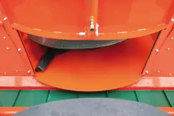 Extra wide door on KUHN PROFILE CROSSMIX mixers for fibrous rations!
