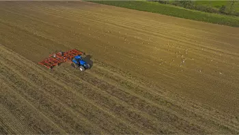 Continuous hydraulic adjustments allow the working depth of the PROLANDER to be adjusted from the cab