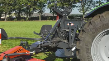 La combinación de segadora PZ 8831 garantiza una excelente transferencia del peso para un manejo óptimo sobre terrenos en pendiente.