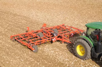 Doble rodillo en forma de U durante el trabajo en un suelo pedregoso