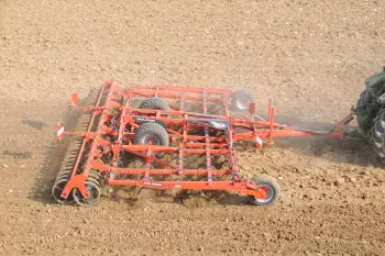 El cultivador de dientes vibradores PROLANDER preparando el lecho de siembra
