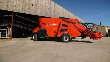 Compactness of the KUHN SPV self-propelled mixer with a 15 m3 machine for buildings under 3.00 m