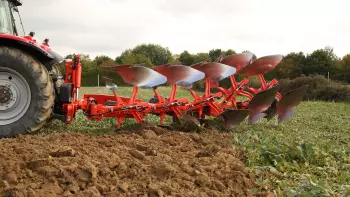 The automation of the individual lifting of the bodies makes it possible to create clear headlands without raising the weed seeds