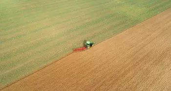 Smart Ploughing Line corrects the field curves for perfectly straight ploughing