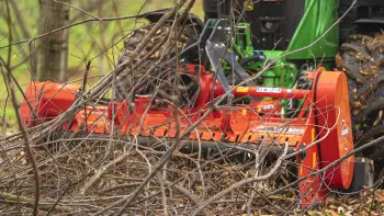 Trituradora TDP 2000 acoplada en posición frontal trabajando en un campo de castaños en el sur de Francia