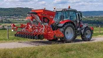 Las sembradoras de la gama VENTA 100 tienen el centro de gravedad cerca del tractor para mejorar la comodidad en la conducción