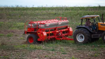 Vista lateral de la sembradora mecánica SDM con detalle en los conjuntos de depósito.