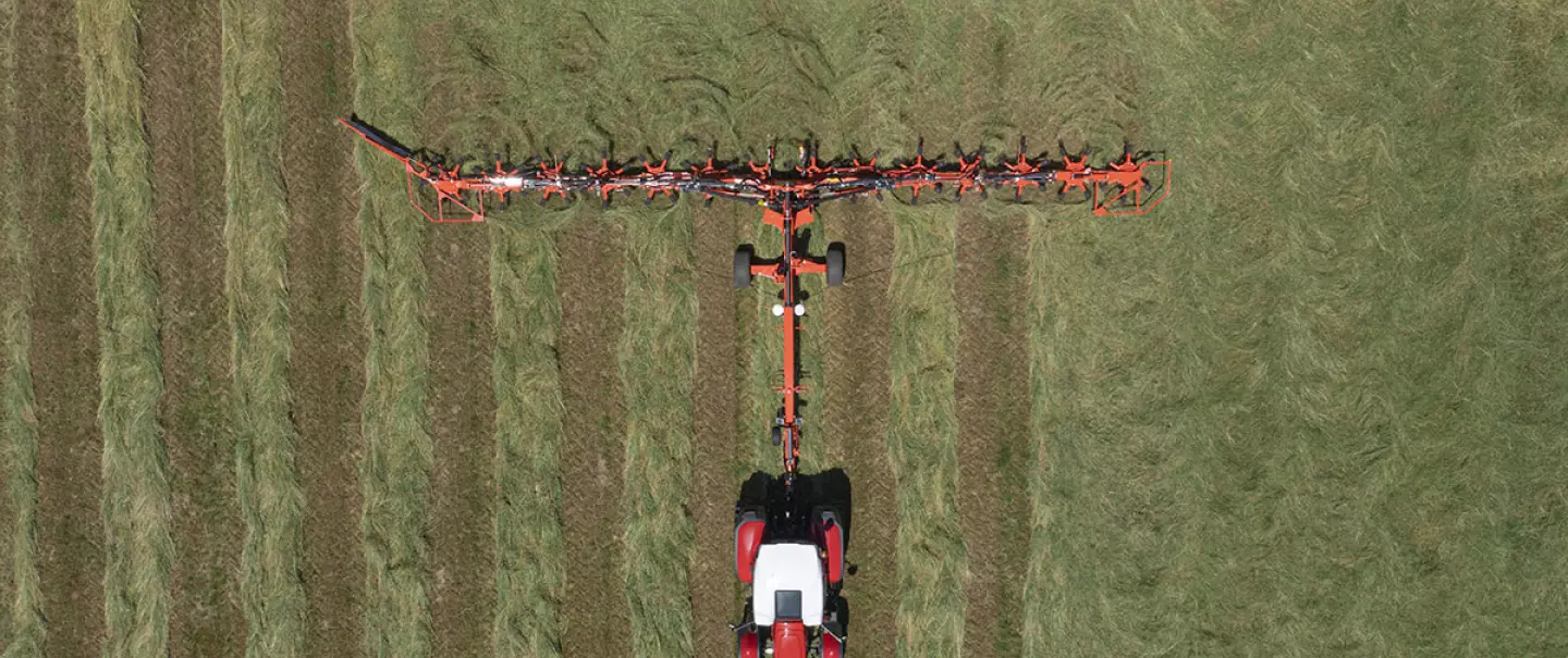 GF 15003 T at work with a CASE IH tractor