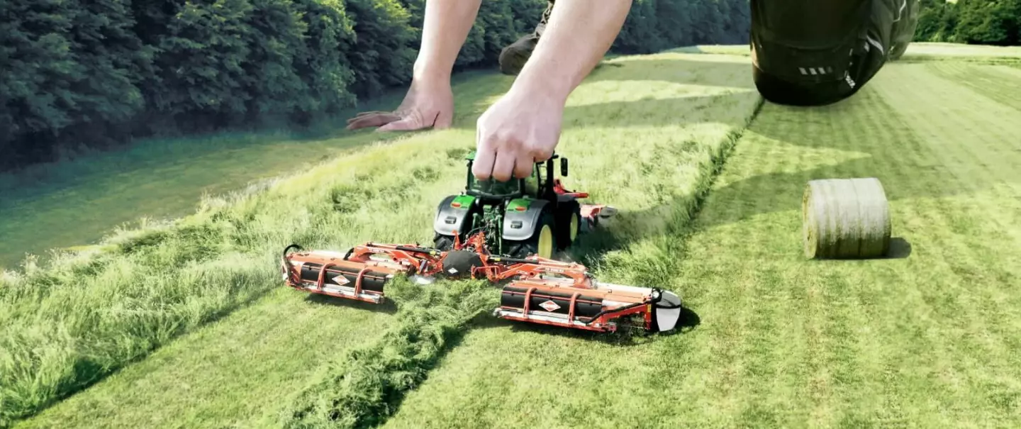 The FC 13460 RA mower conditioner offers a significantly higher work output than conventional mowing combinations