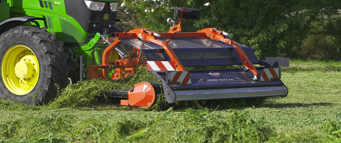 MERGE MAXX 440 F working in the field