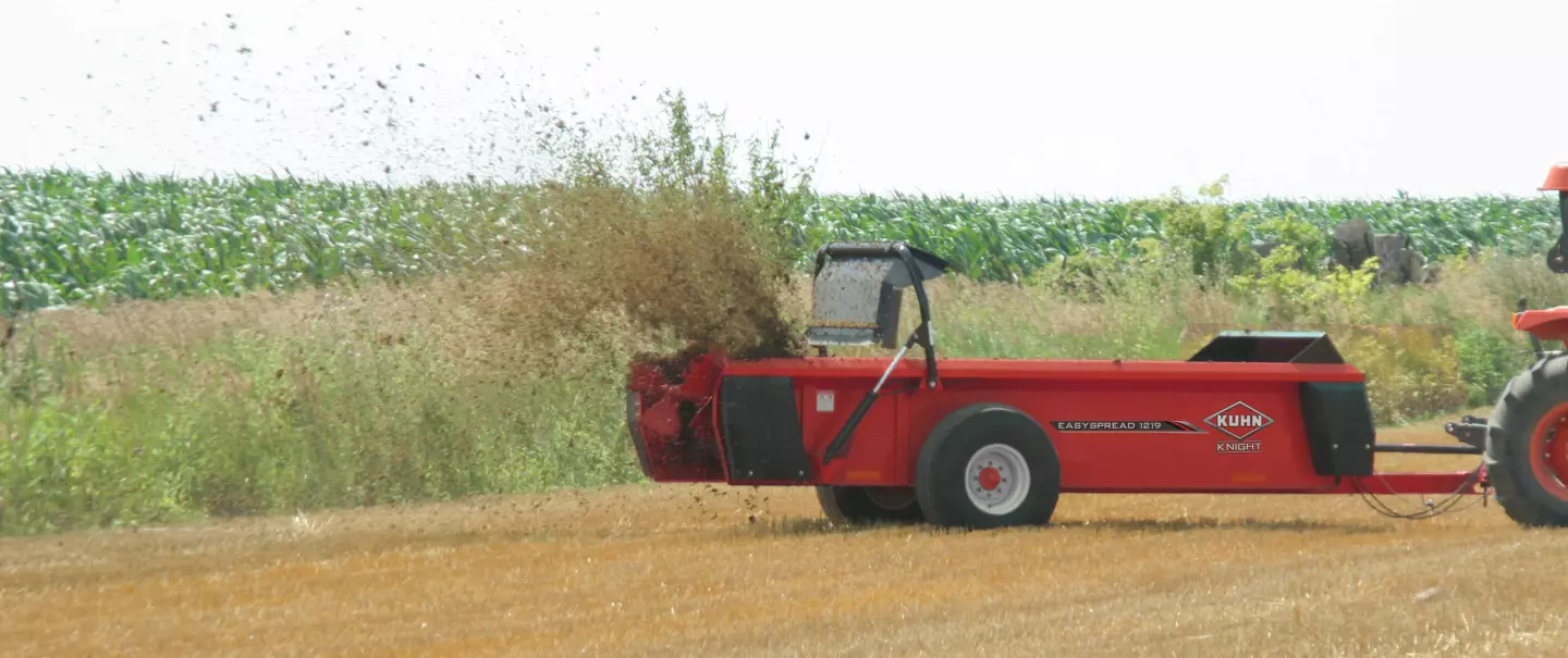 KUHN EasySpread 1224 box spreader in action