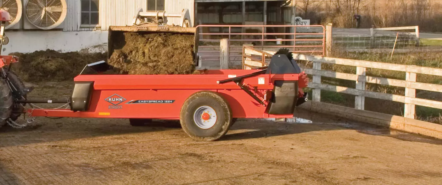 El esparcidor de caja KUHN EasySpread 1200 durante el trabajo