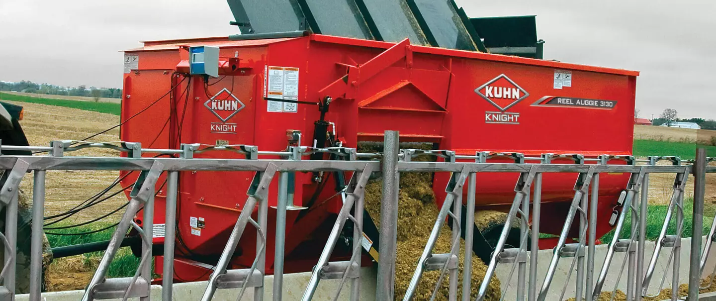 KUHN 3100 Series Reel Auggie mixer in action