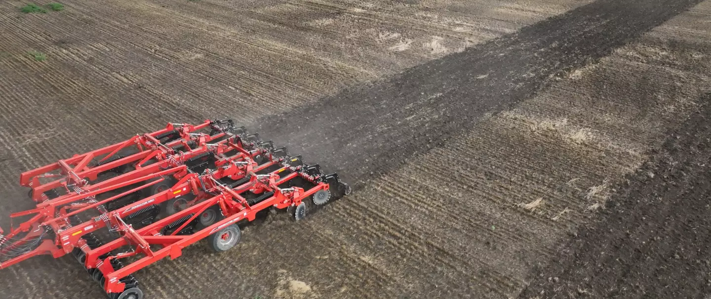 DOMINATOR 4860 deep cultivator in action