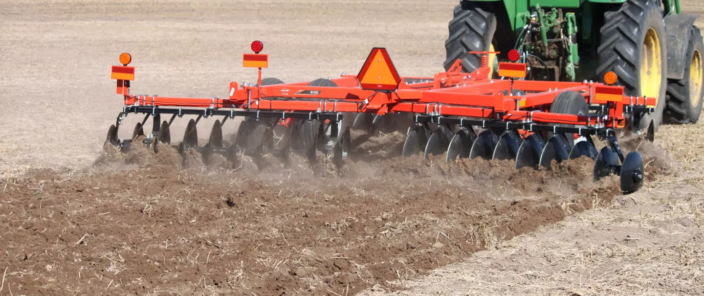 KUHN 8100 Tandem at work