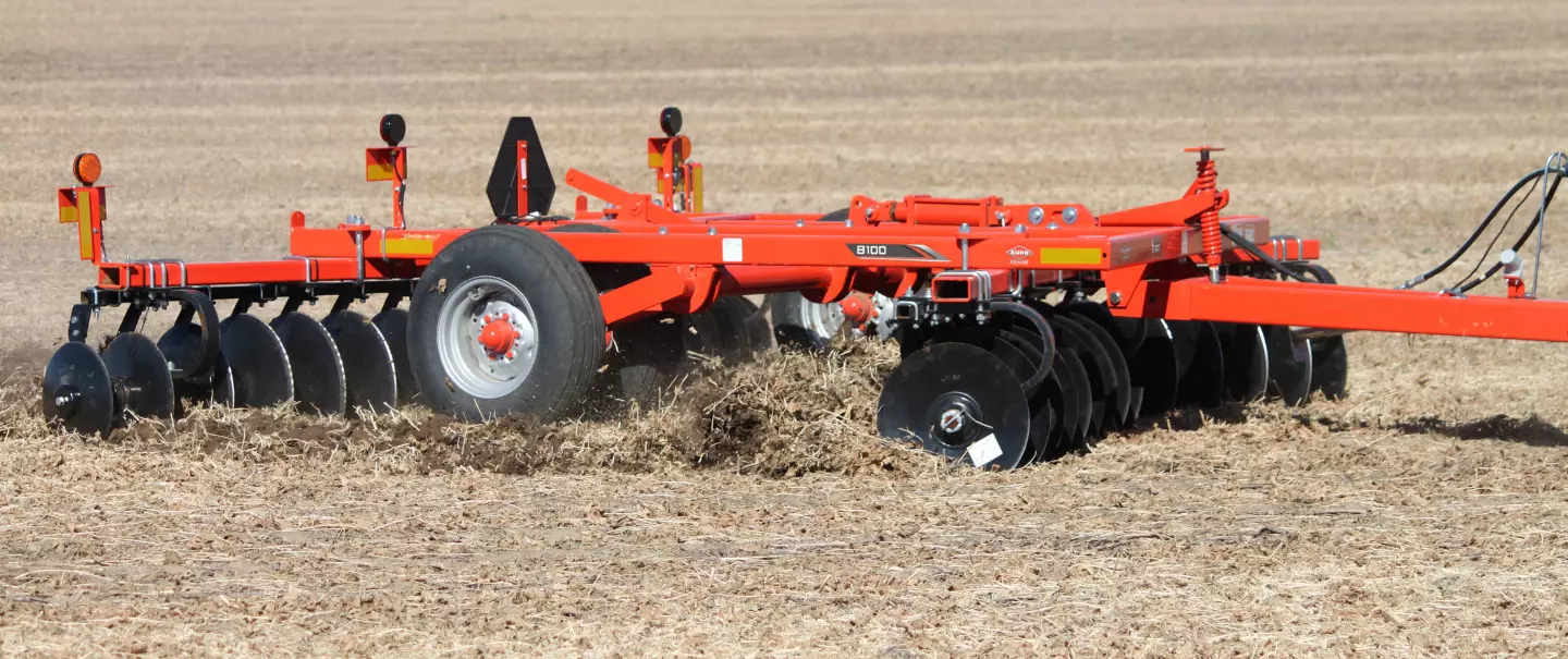 KUHN 8100 Tandem at work