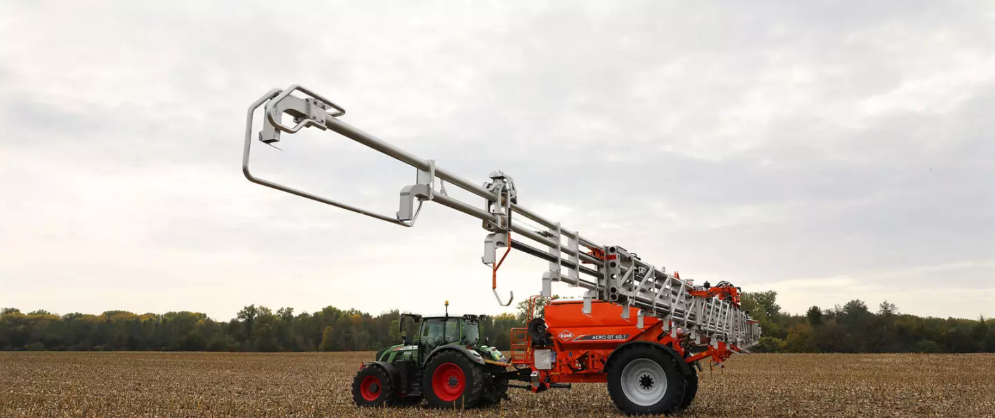 KUHN AERO GT 60.1 pneumatic fertiliser spreader at work