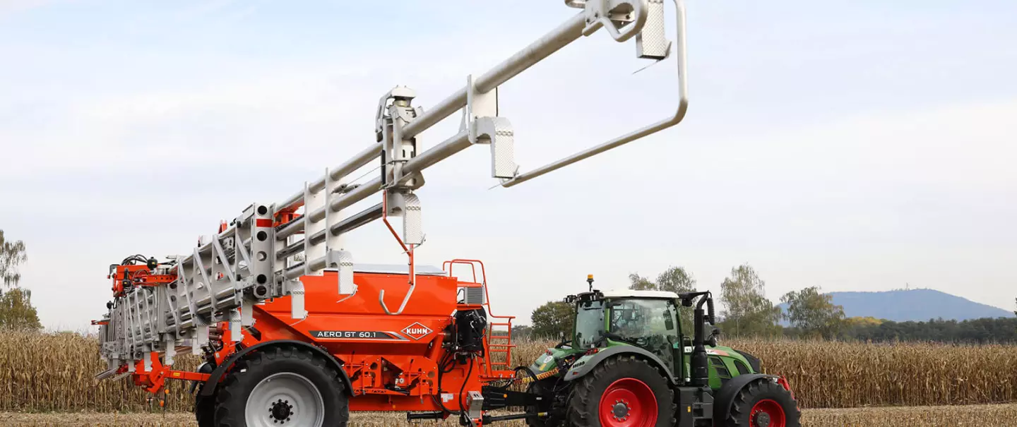 Abonadora neumática AERO GT KUHN durante el trabajo