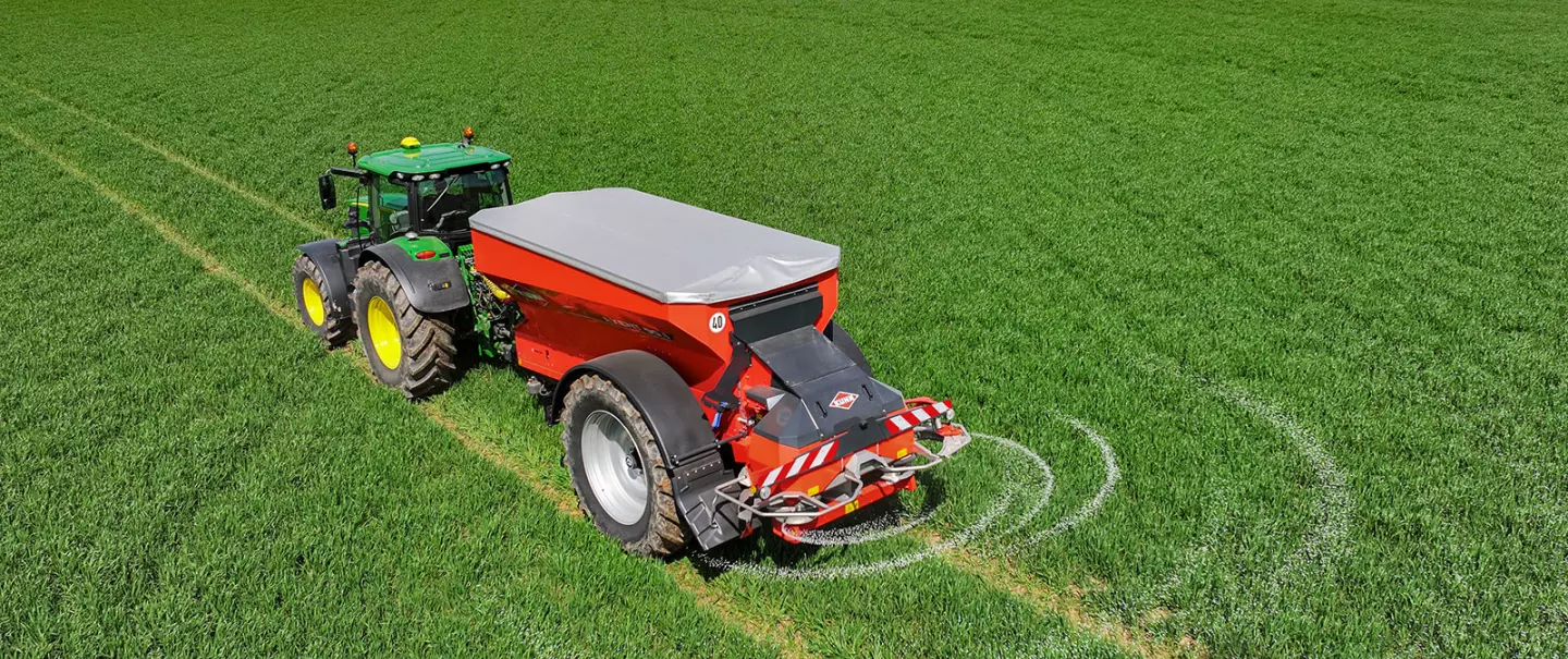 AXENT 90.1 fertiliser spreader in action