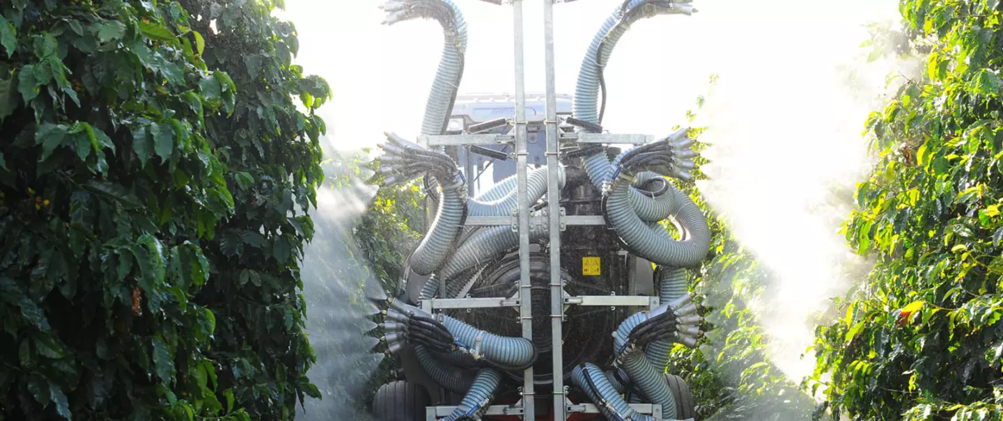 Petit distributeur travaillant dans une nouvelle culture - Seulement avec la main inférieure.