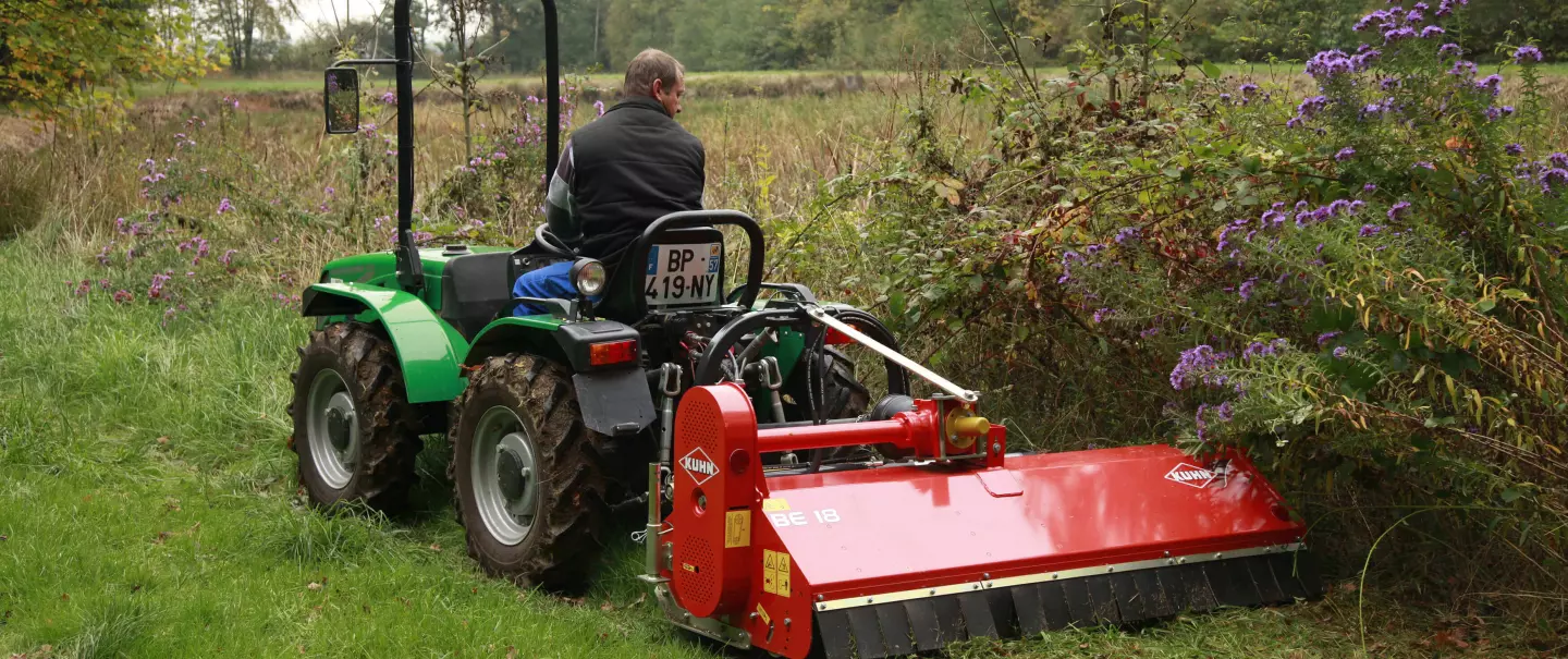 Klepelmaaier BE 18 voor groenonderhoud aan het werk op een groenvoorziening