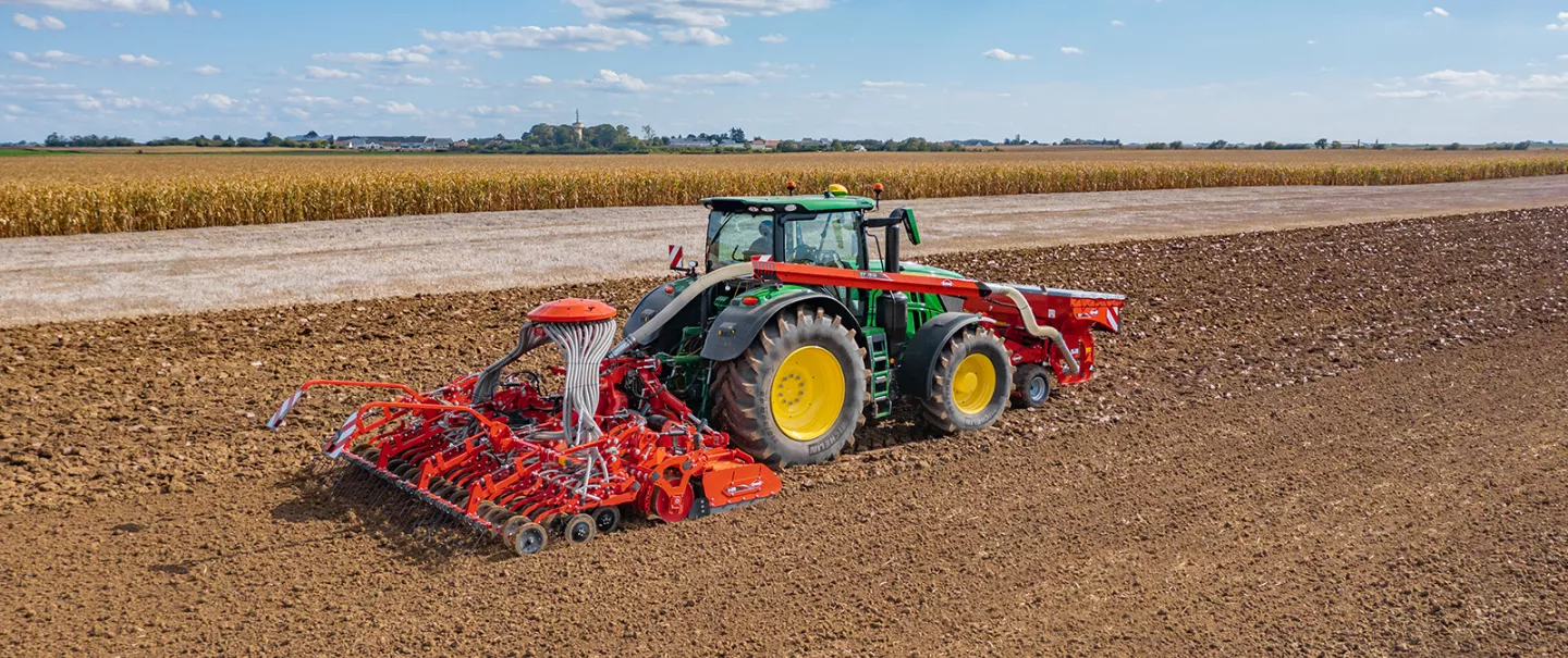 Seeding combination composed of the HR 4530 RCS power harrow and the HR 4530 seeding bar, at work 
