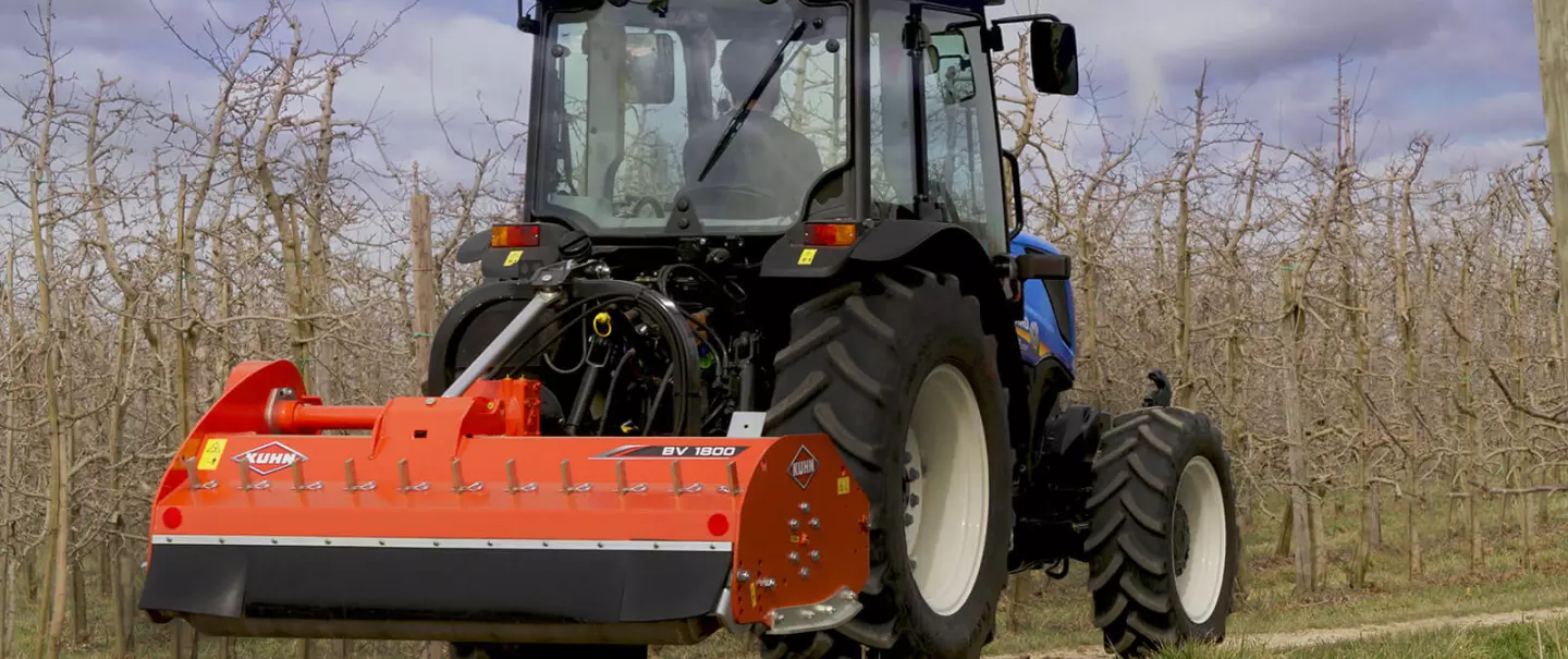 De BV 1800 klepelmaaier in transport over de weg om de boomgaarden te bereiken.