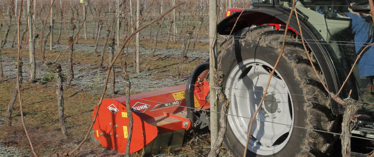 Trituradora de viñedos y frutales en acción